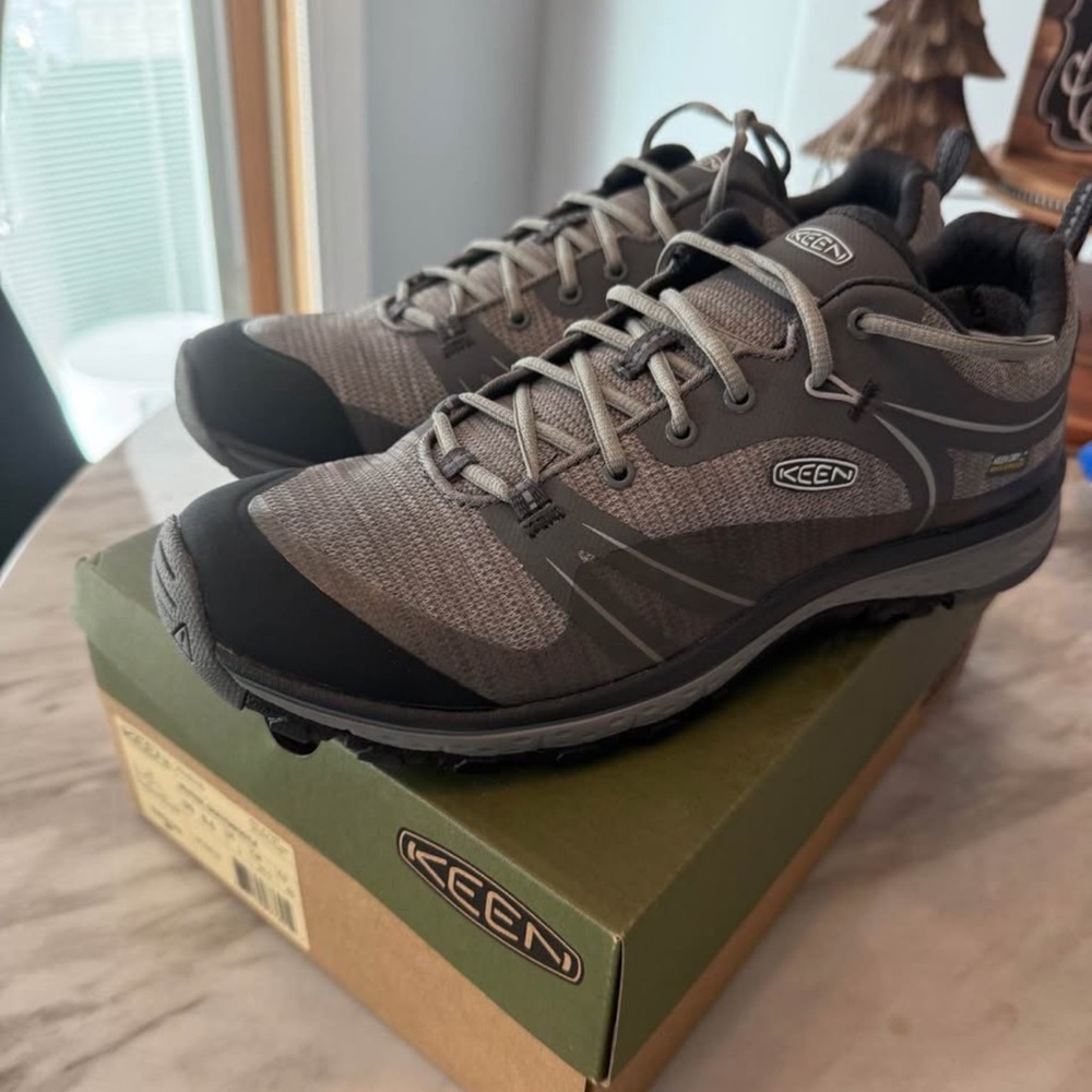 KEEN Women's Gray and Black Athletic Shoes